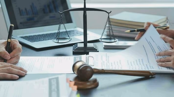 Avvocati che esaminano documenti